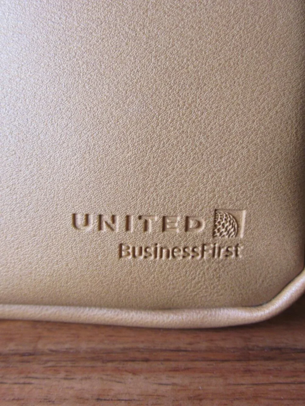 united airlines 15 piece business first travel dop kit cowshed (W6559)
